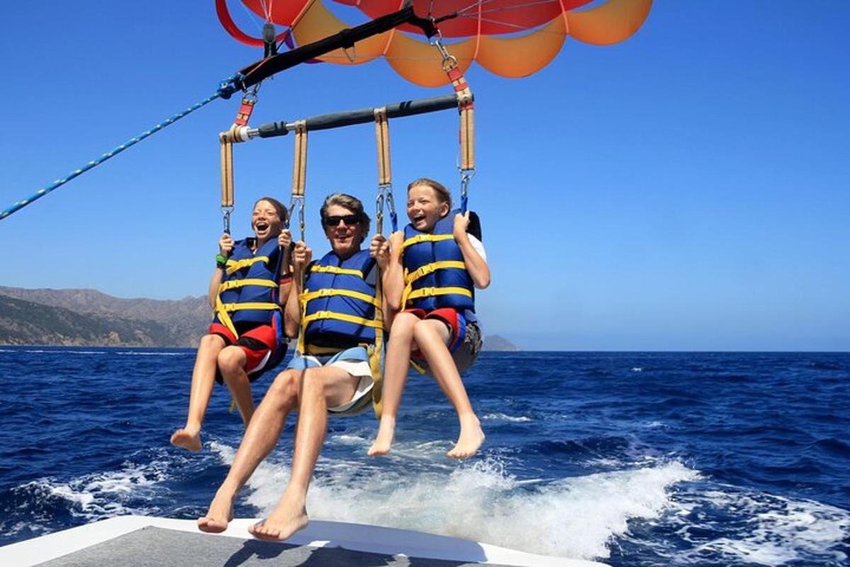 tres personas sentadas en un bote en el agua