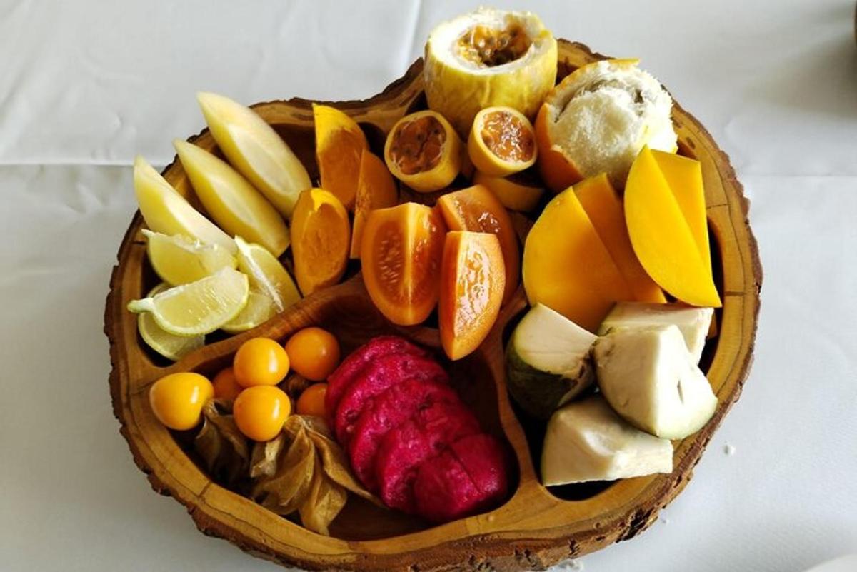 mangkuk kayu berisi buah-buahan dan sayur-sayuran di atas meja