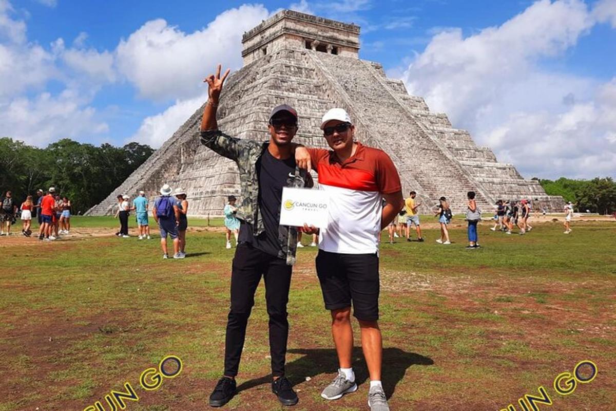 dva lidé stojící před pyramidou