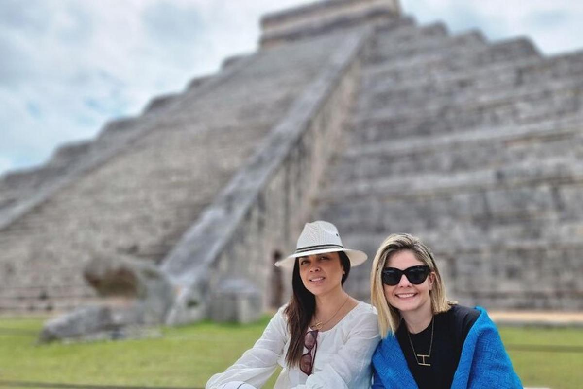 due donne sedute davanti alla piramide