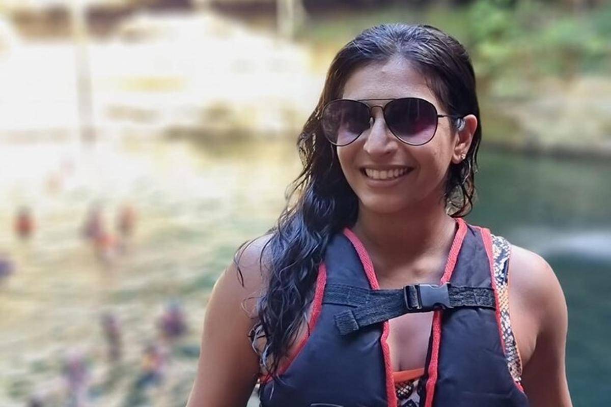 una giovane donna che indossa occhiali da sole e un papillon