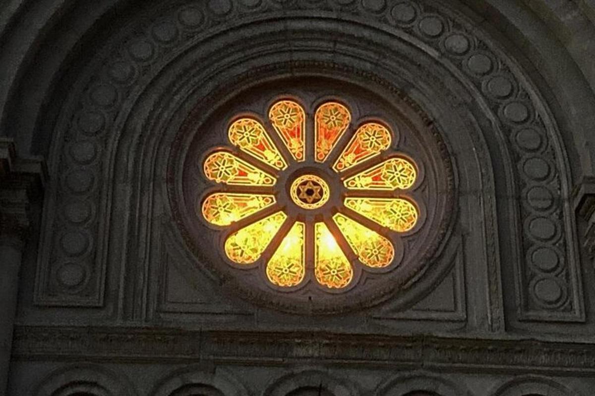 un grand vitrail dans un bâtiment