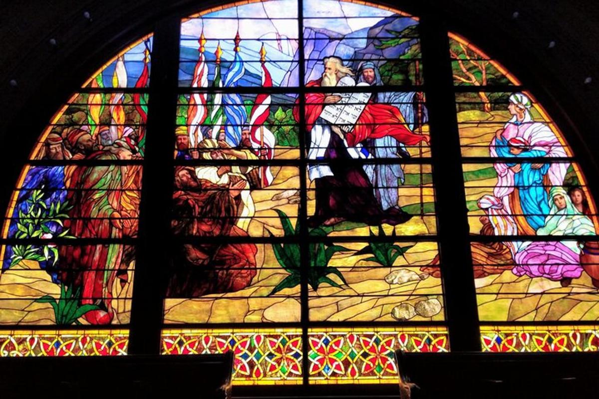 un grand vitrail dans une église