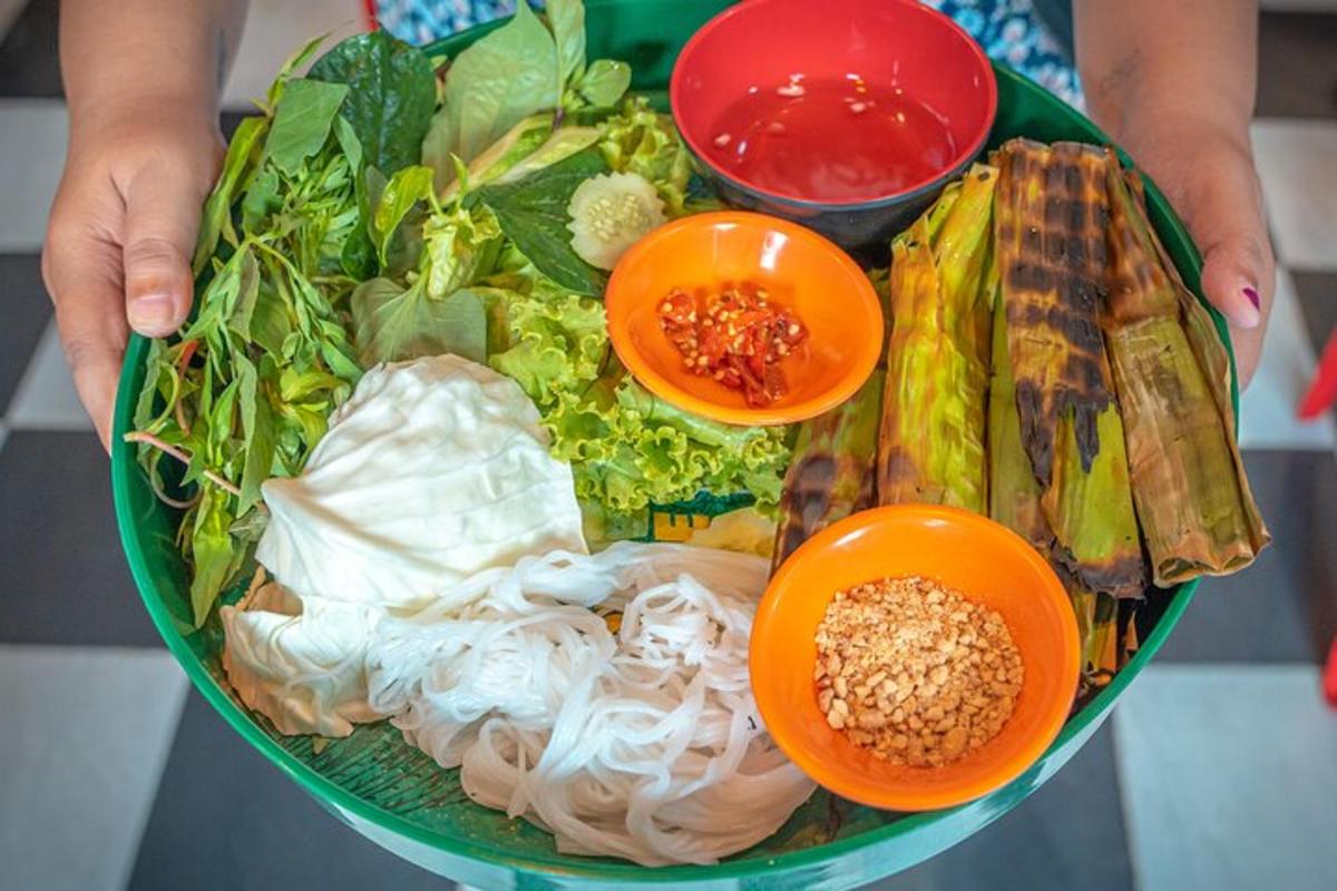 seseorang yang memegang semangkuk sayur-sayuran dan makanan lain