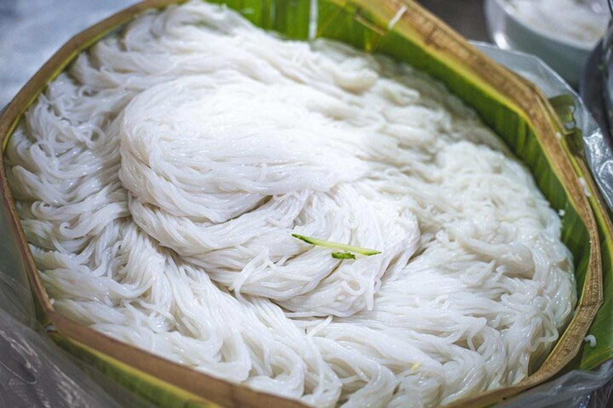 bekas berisi mee putih dengan kayu hijau