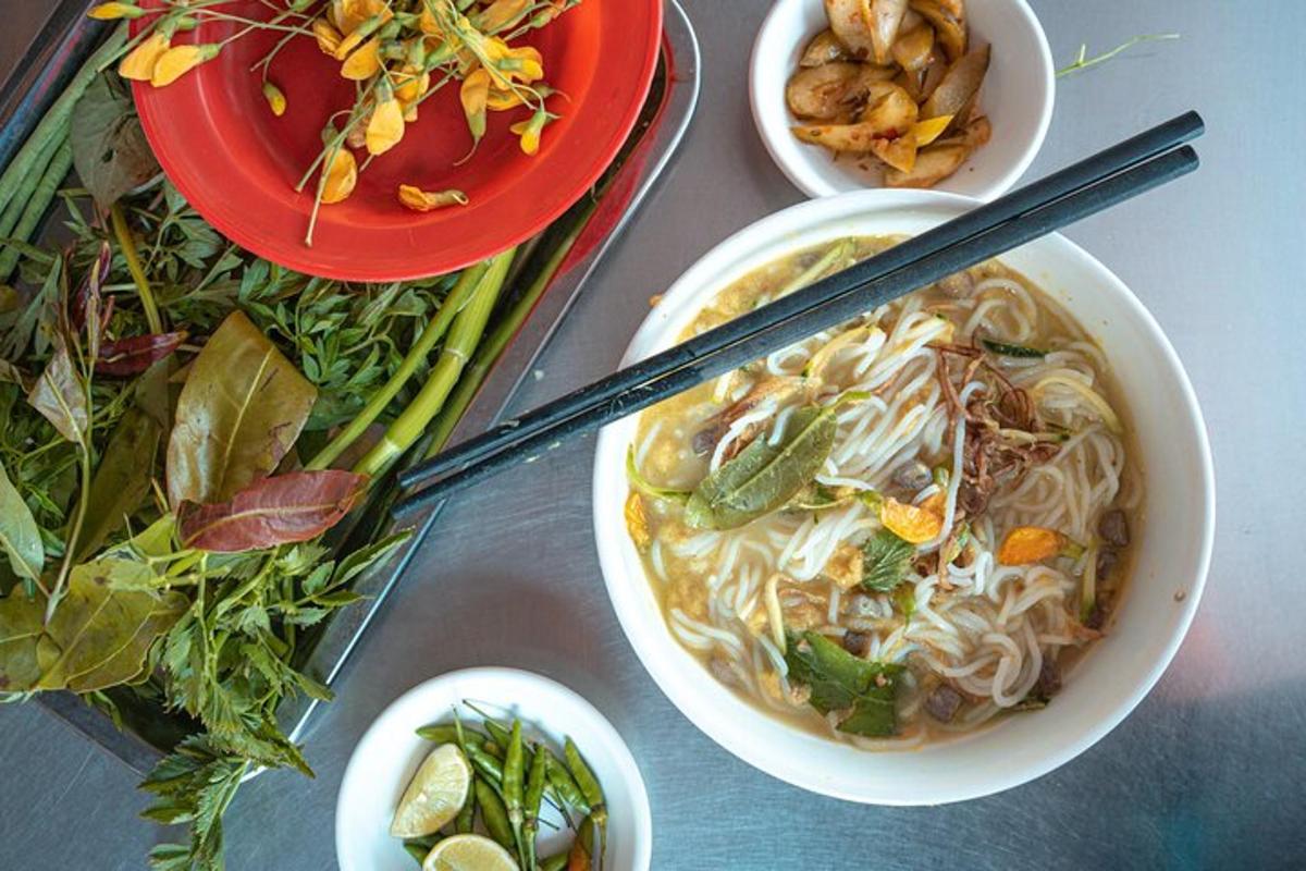 meja dengan semangkuk sup dan pinggan makanan