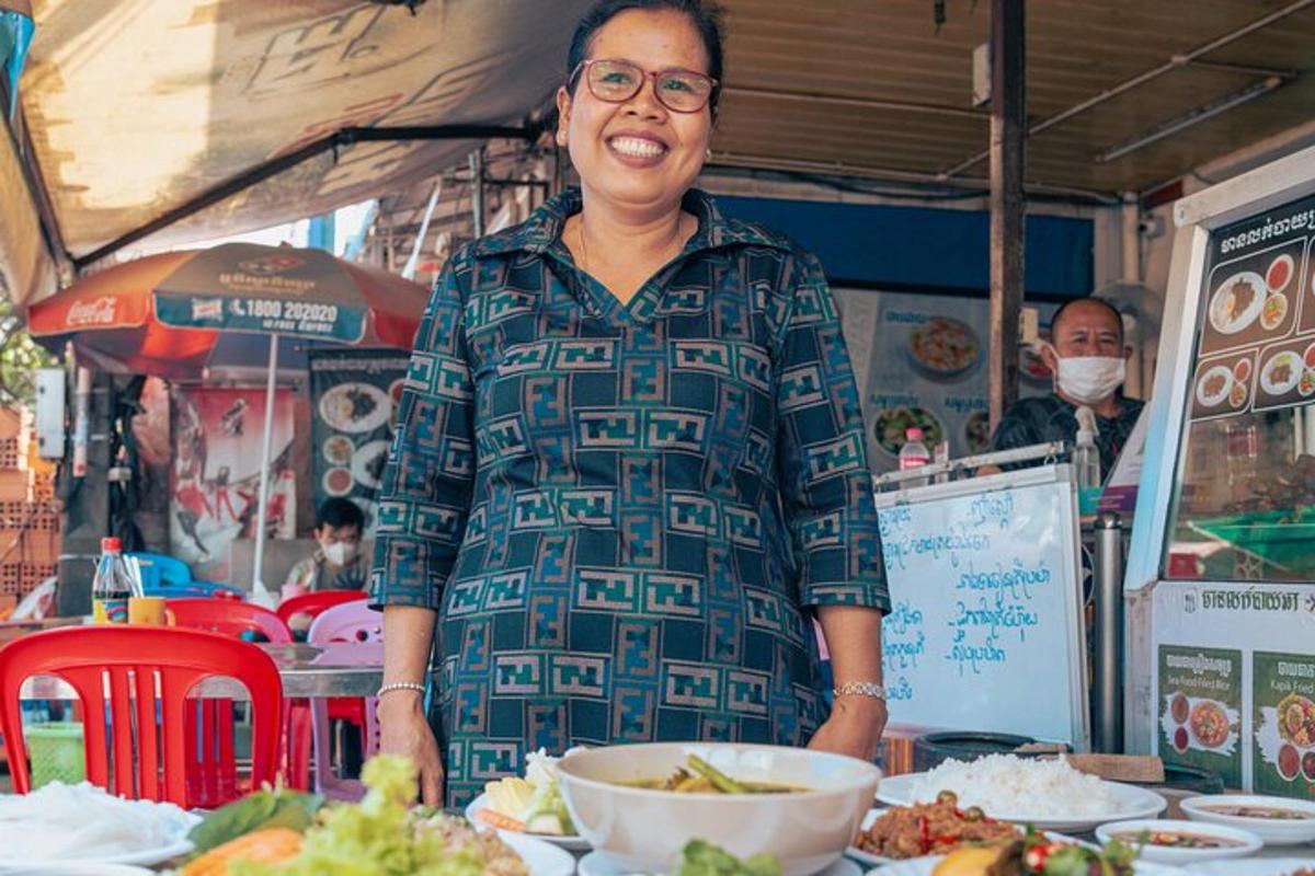 seorang wanita berdiri di hadapan meja dengan makanan