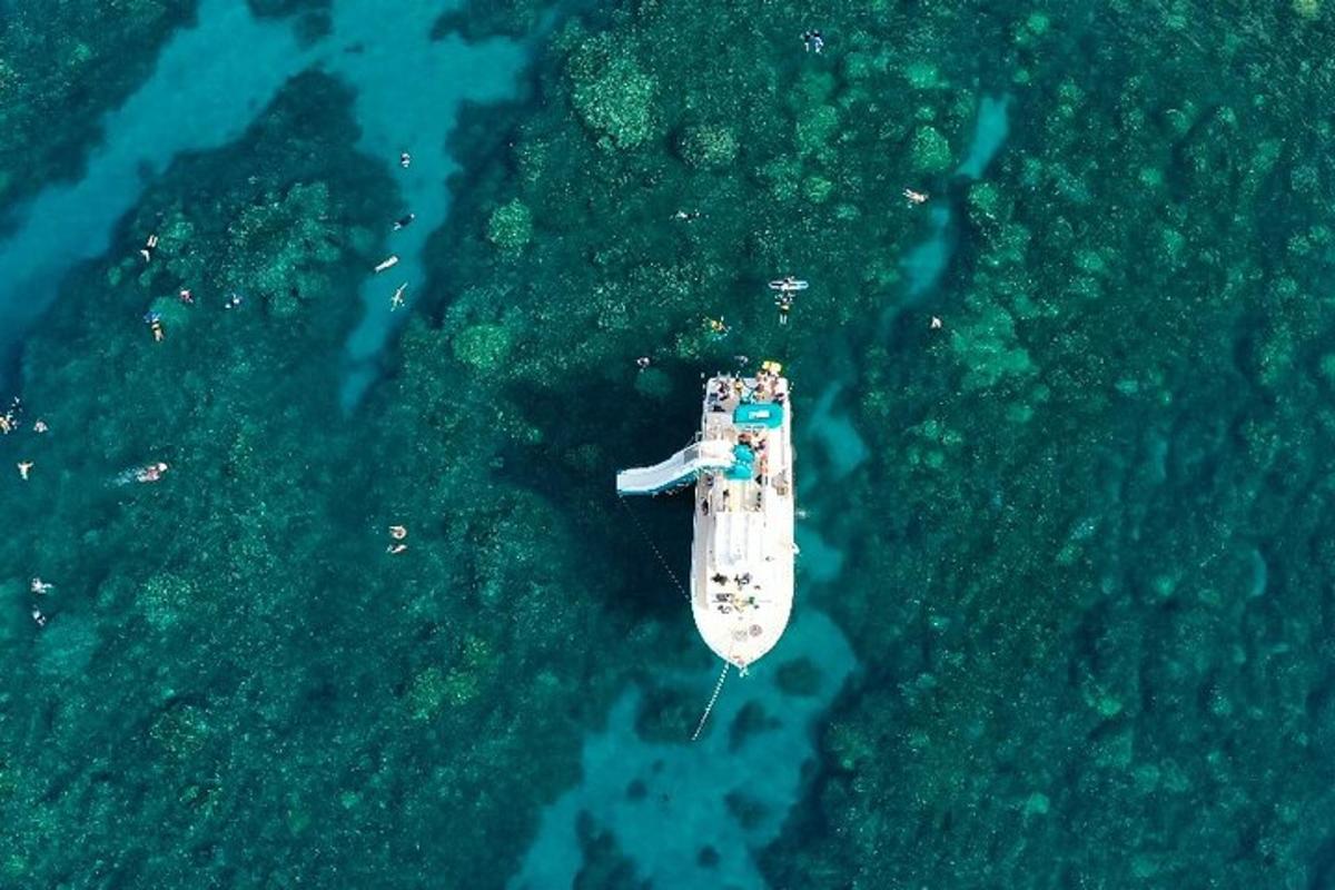 una vista aérea de un barco en el agua
