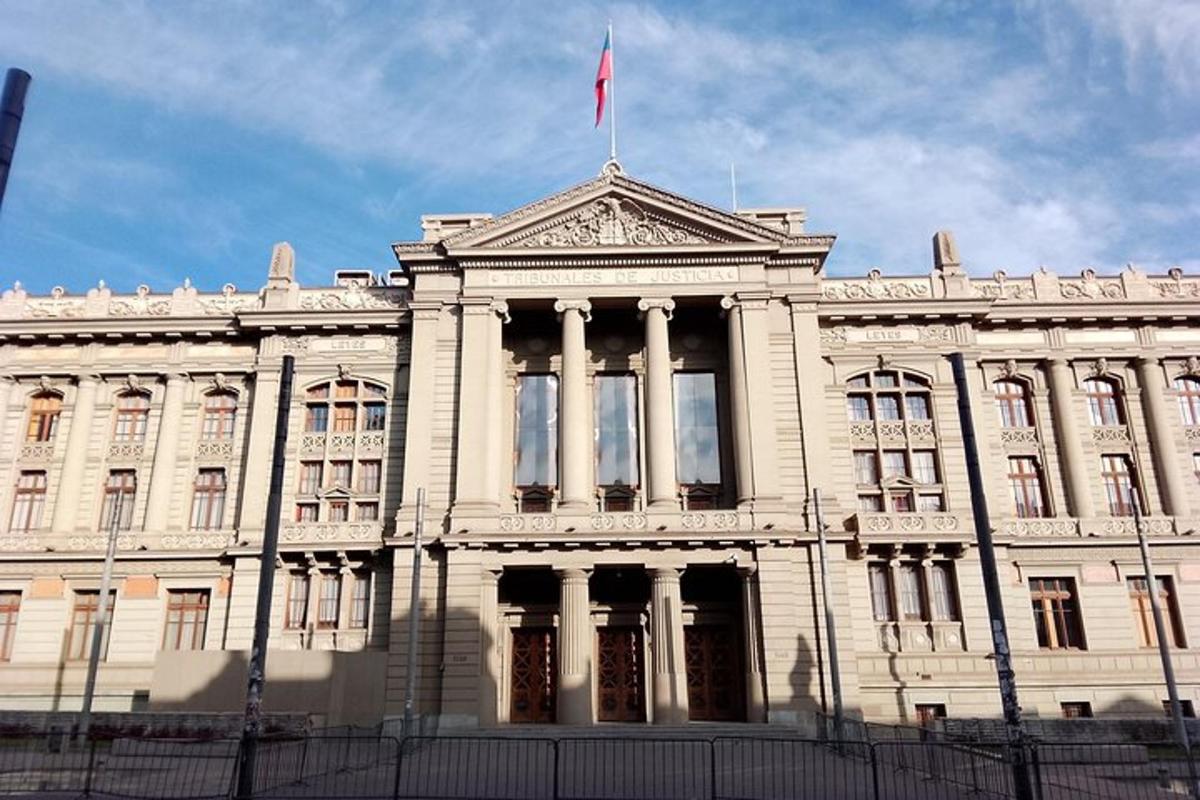 sebuah bangunan putih dengan bendera di atasnya