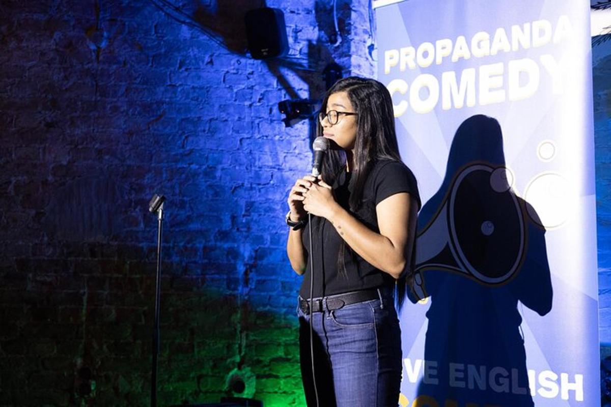 žena stojící na pódiu s mikrofonem v ruce