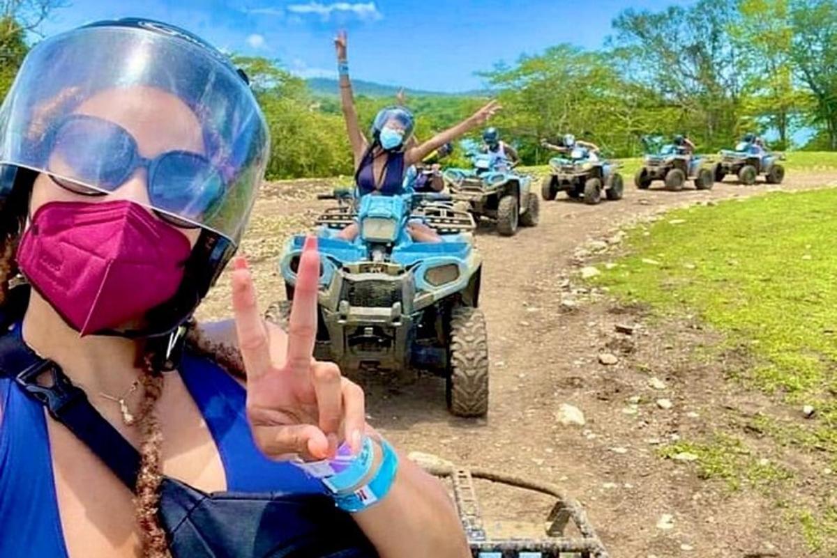 naine näomaskiga ja grupp inimesi ATV-del