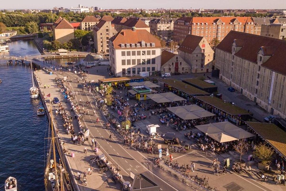 et overblikk over en gate med en folkemengde