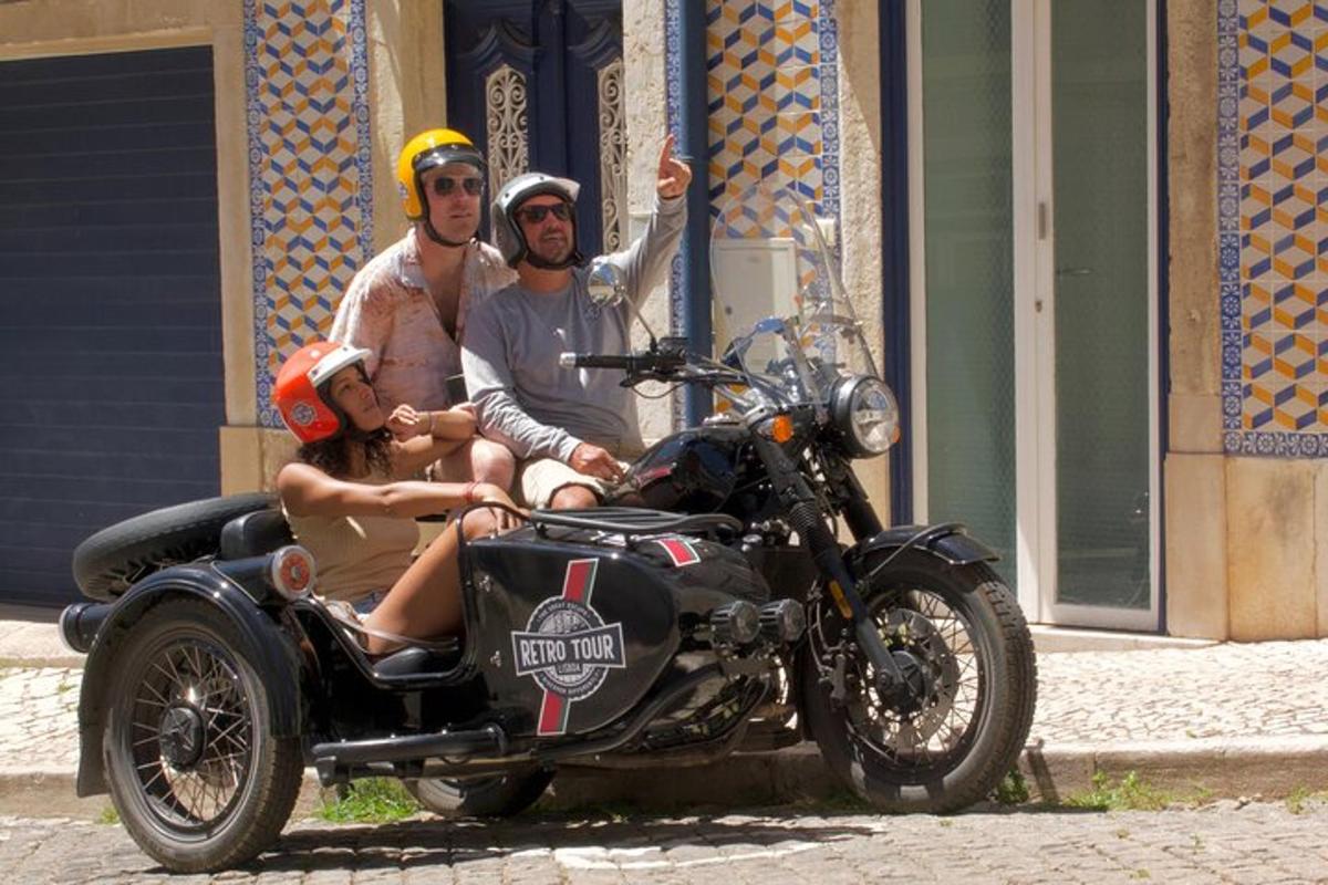 skupina lidí sedících na motorce