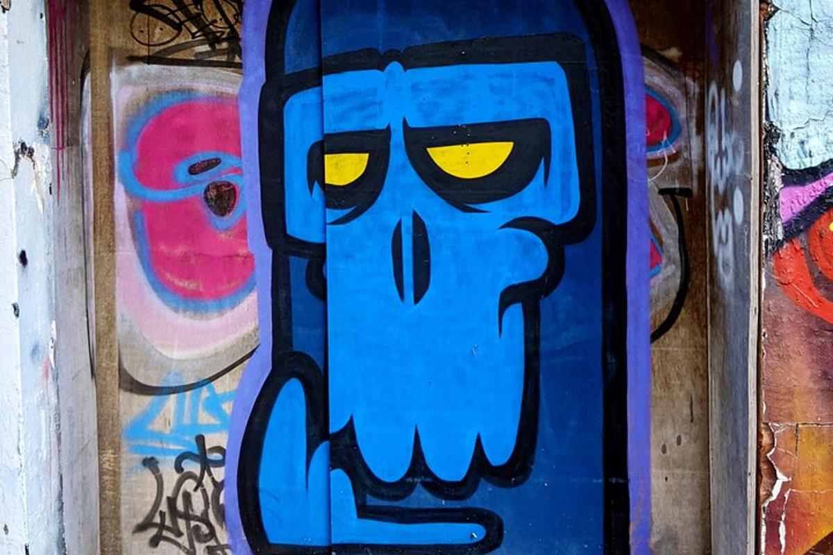 una porta blu con un volto dipinto sopra