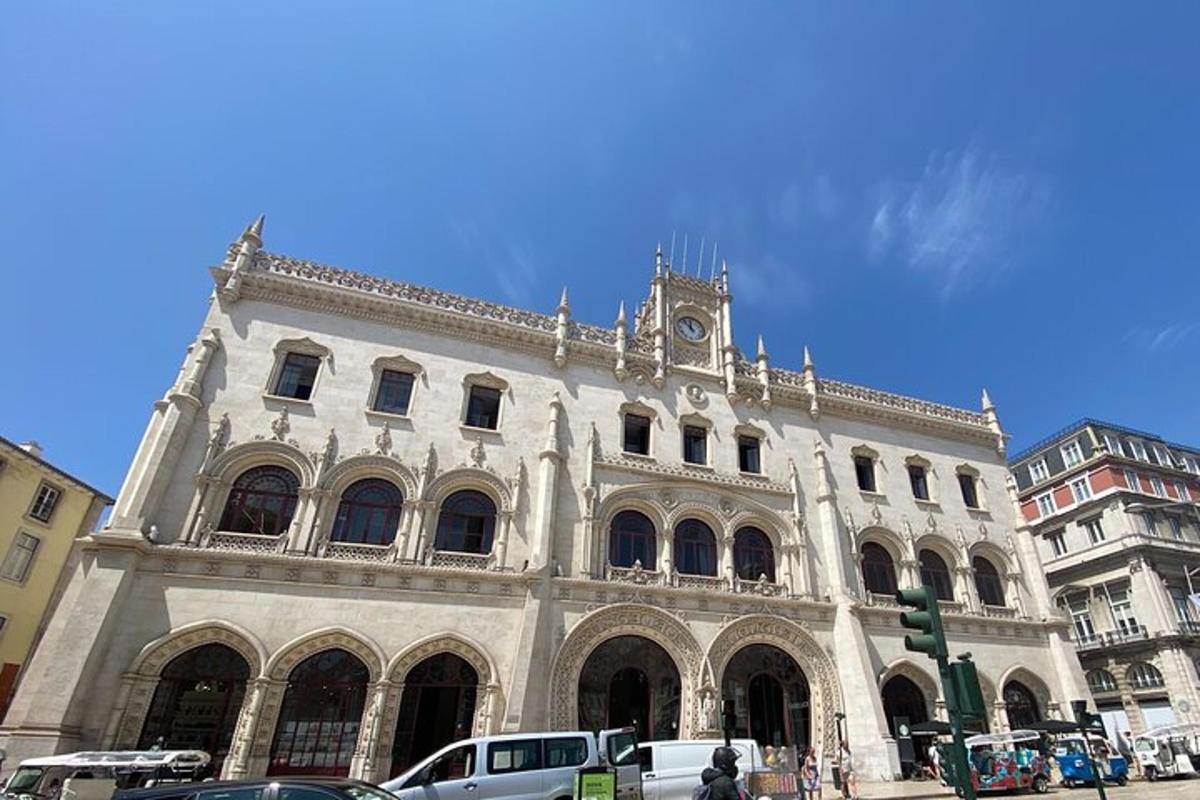 un grande edificio con una torre dell'orologio in cima