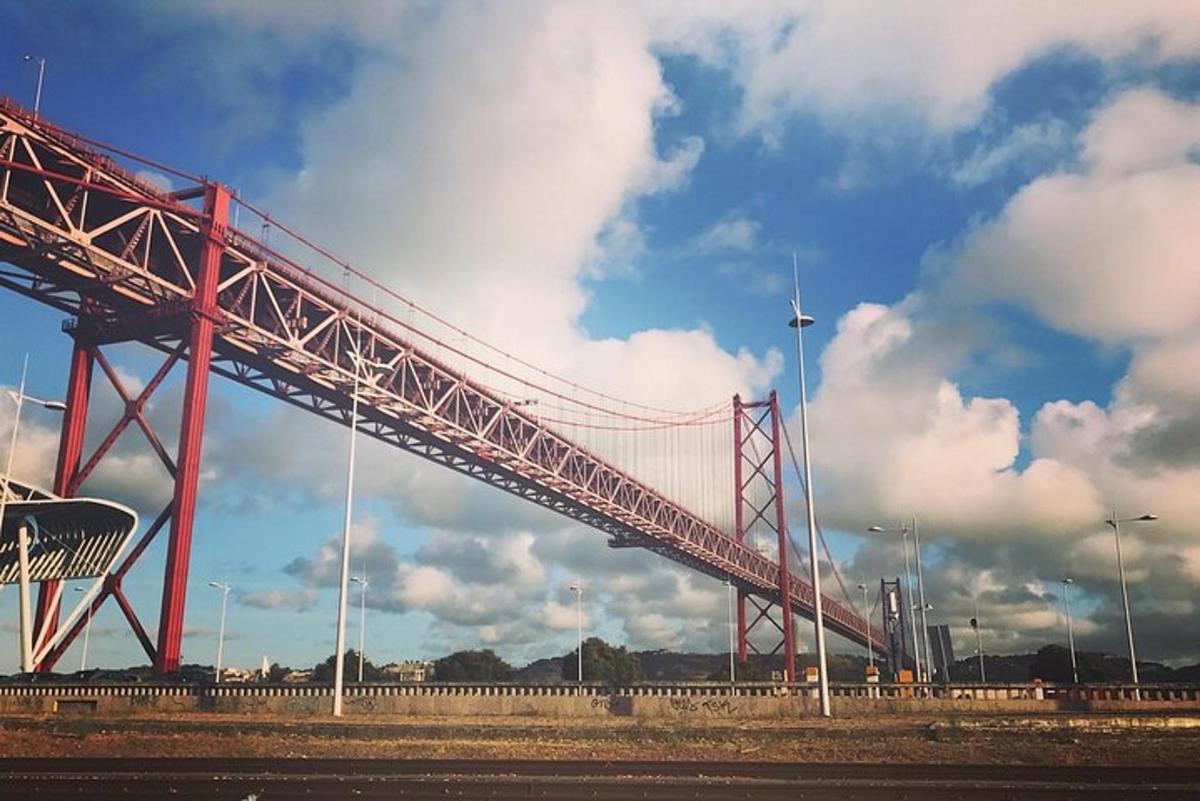 un grande ponte rosso con un cielo nuvoloso sullo sfondo