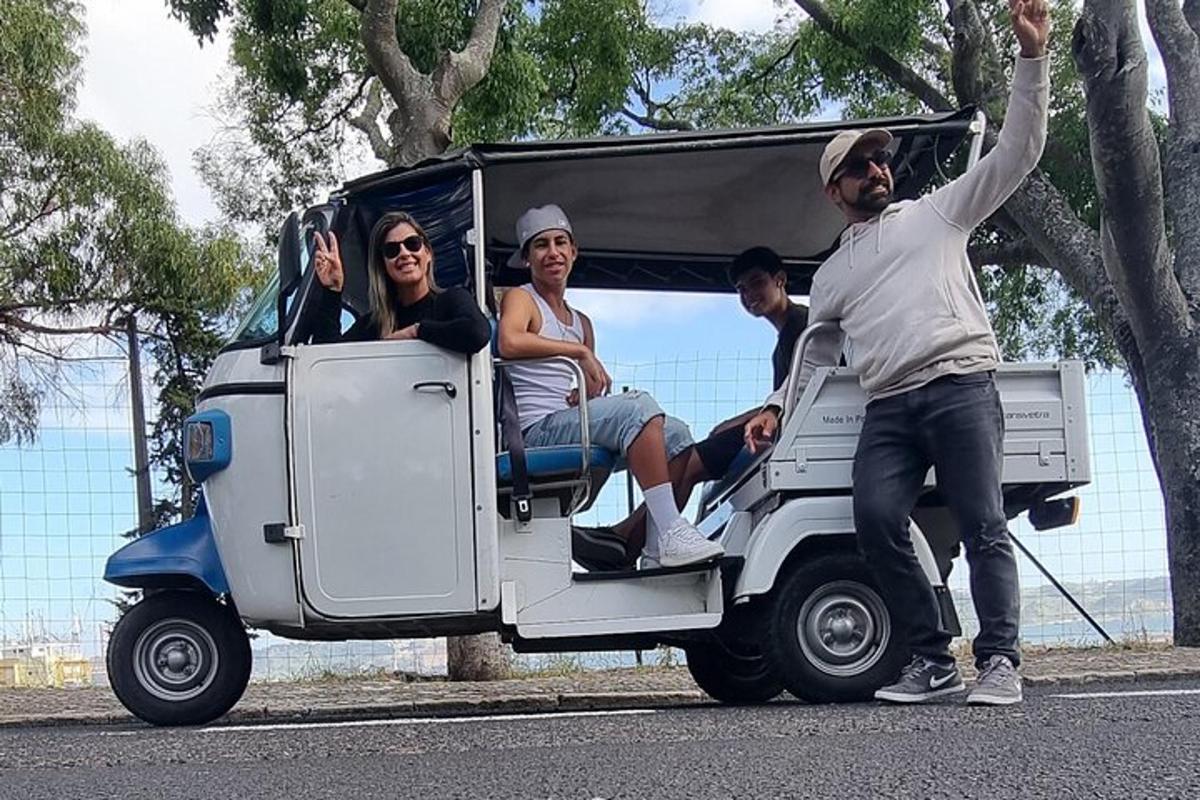 Un grupo de personas sentadas en la parte trasera de una camioneta