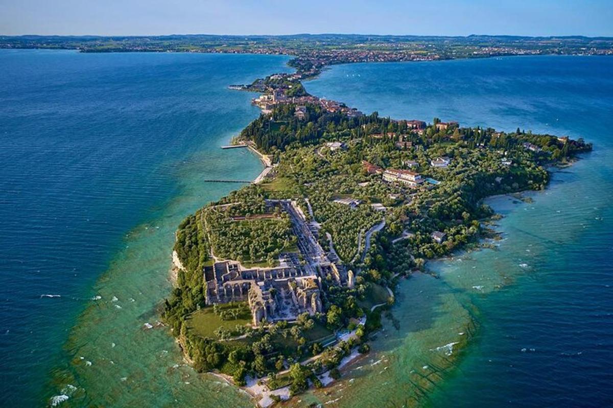 un'isola in mezzo all'acqua