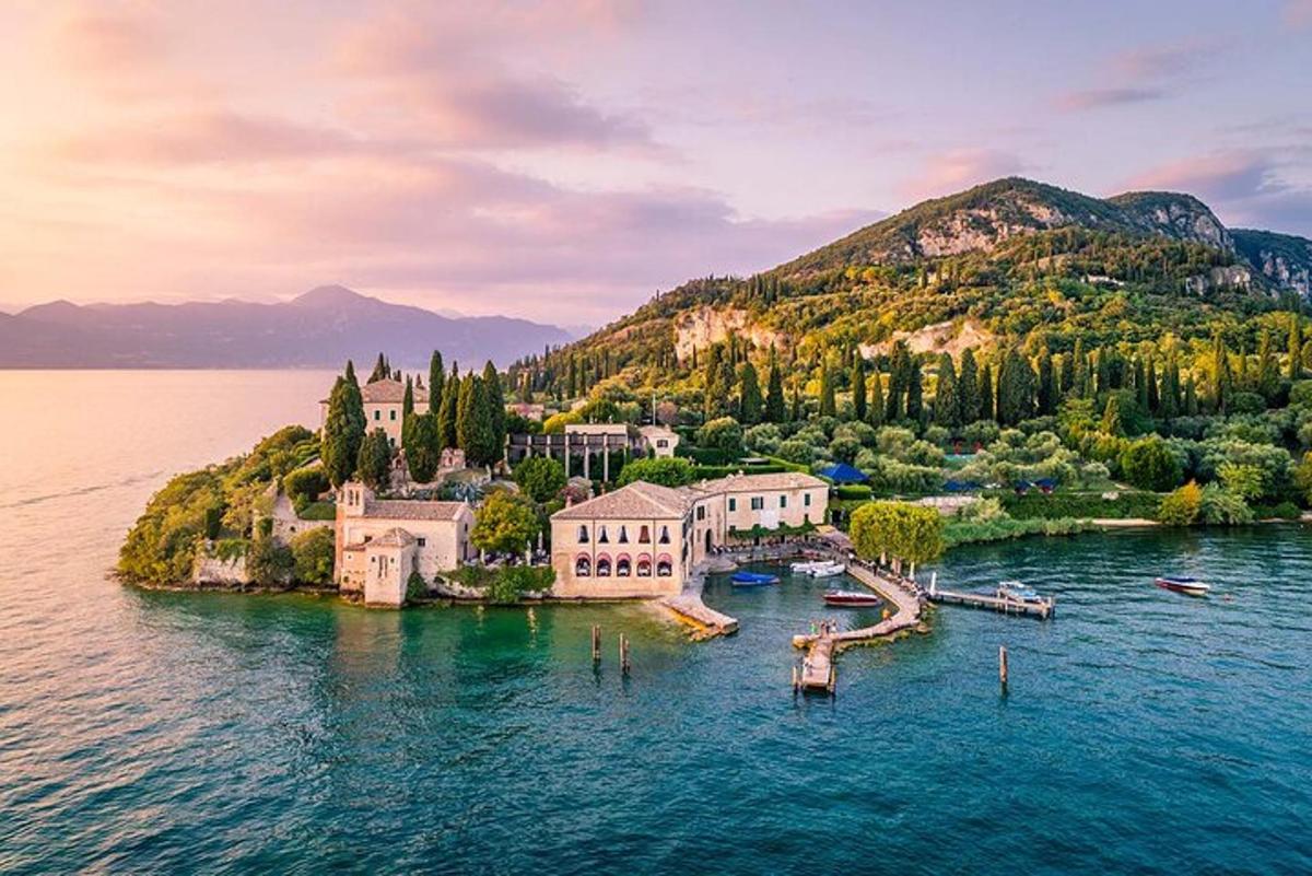 un'isola in mezzo a uno specchio d'acqua
