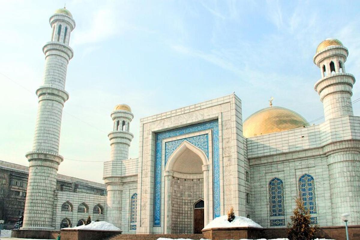 masjid dengan dua kubah dan kubah