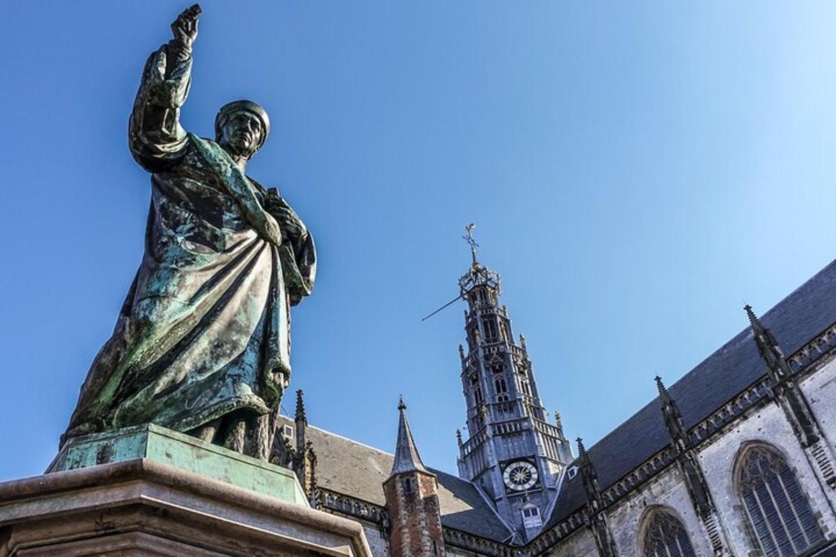statua kobiety przed budynkiem