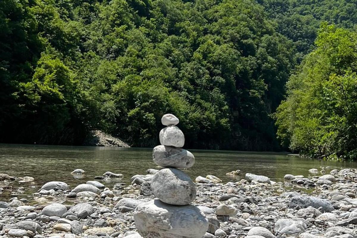 ein Steinhaufen auf einem Fluss