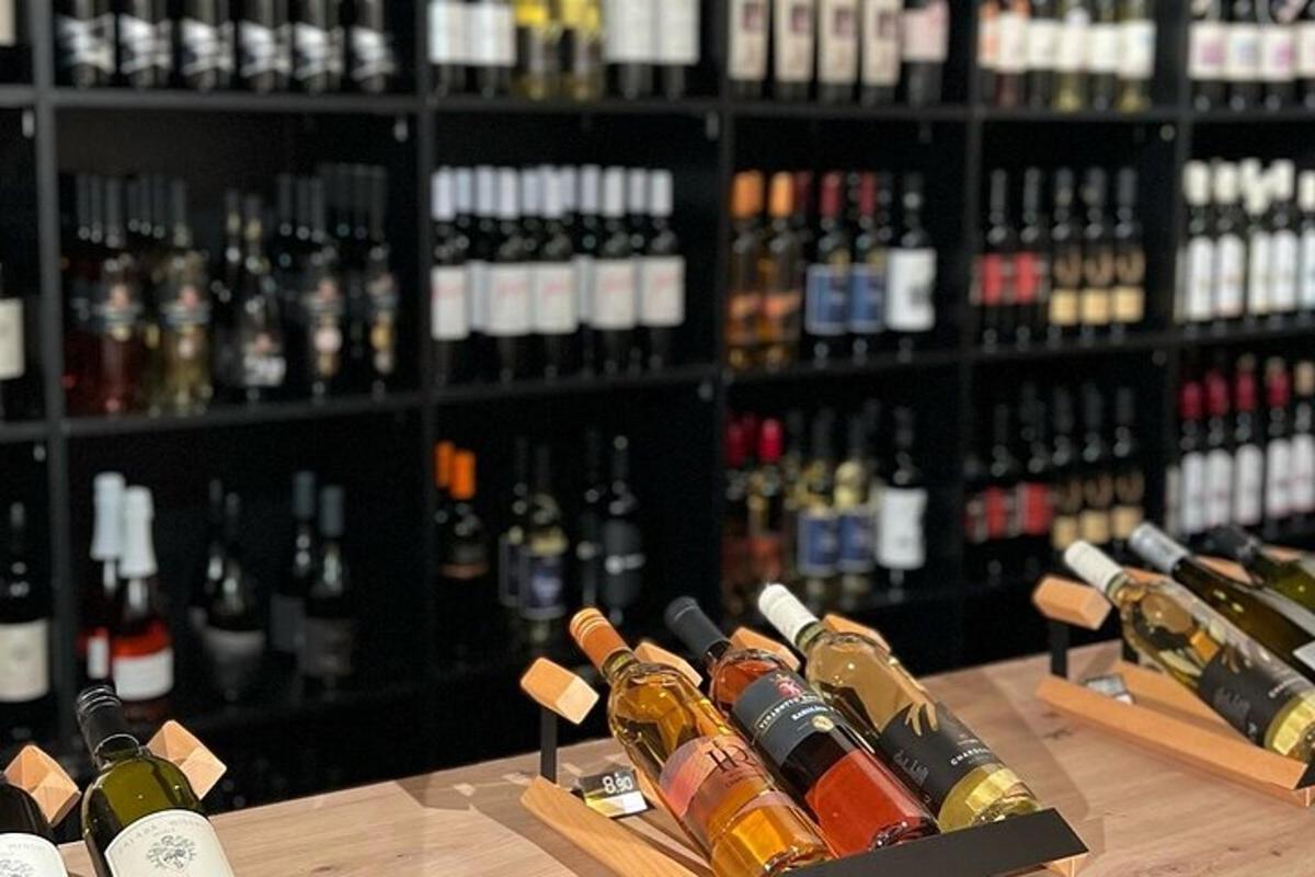 isang bungkos ng mga bote ng alak na nakaupo sa isang mesa