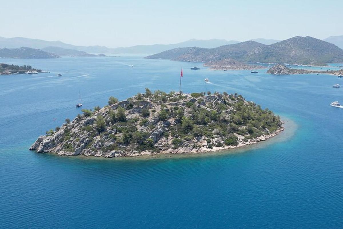 un'isola in mezzo a uno specchio d'acqua