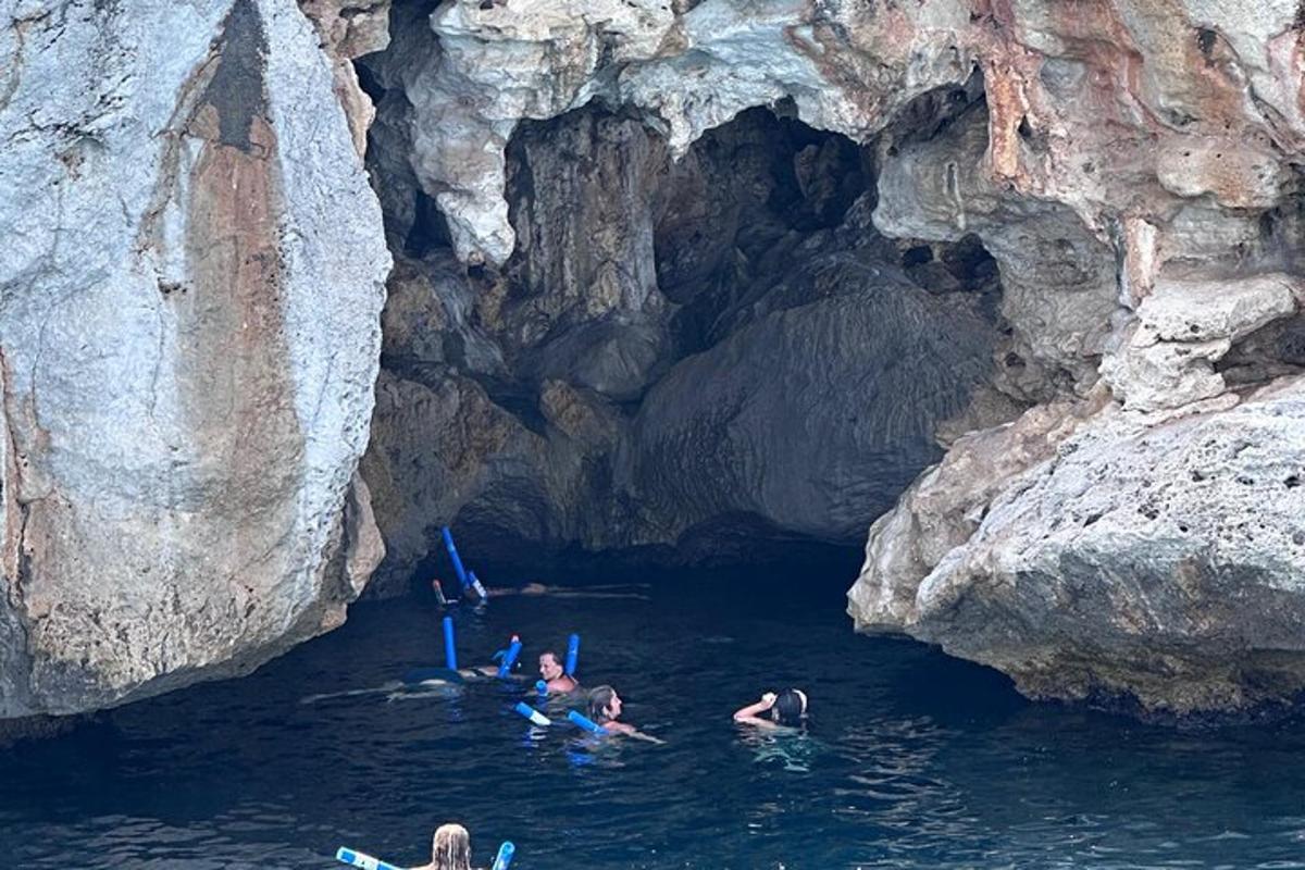 un gruppo di persone nell'acqua in una grotta