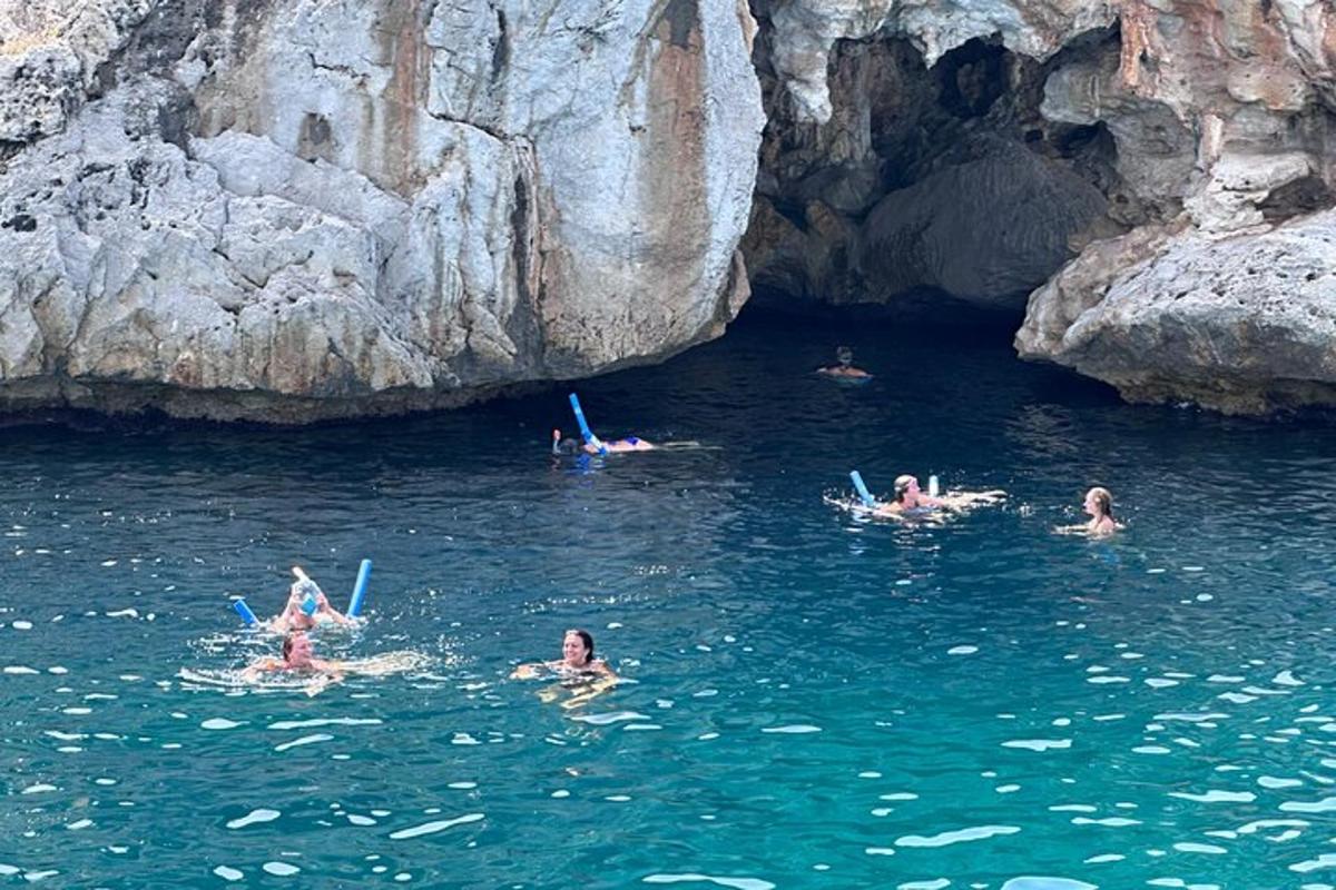 un gruppo di persone che nuotano in uno specchio d'acqua