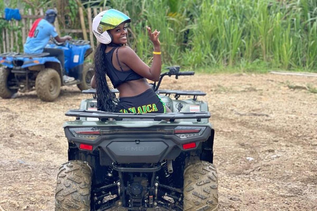 Una mujer está sentada en un quad