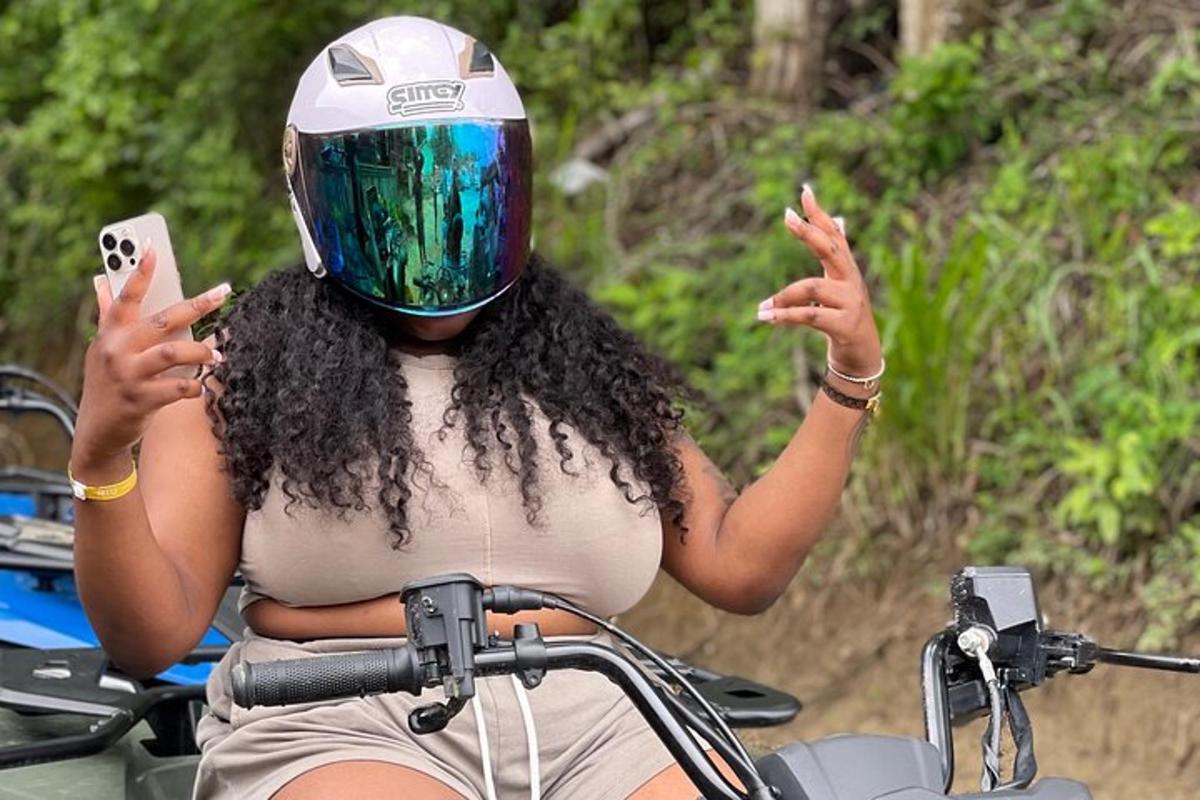 žena jedoucí na motorce s helmou na hlavě