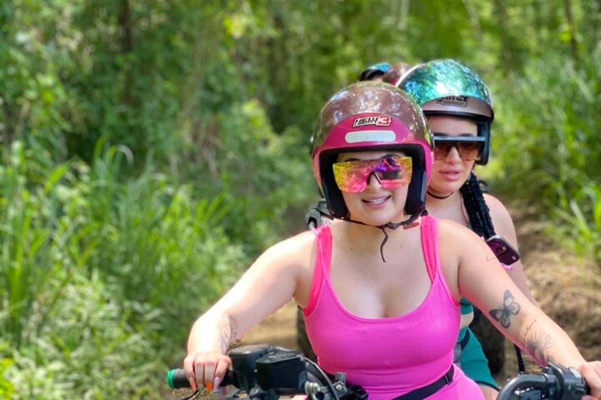 Dos mujeres andando en bicicleta por un sendero