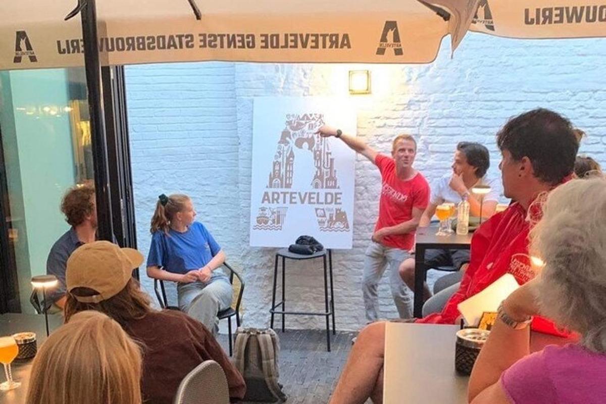 um homem em pé na frente de uma apresentação em um evento