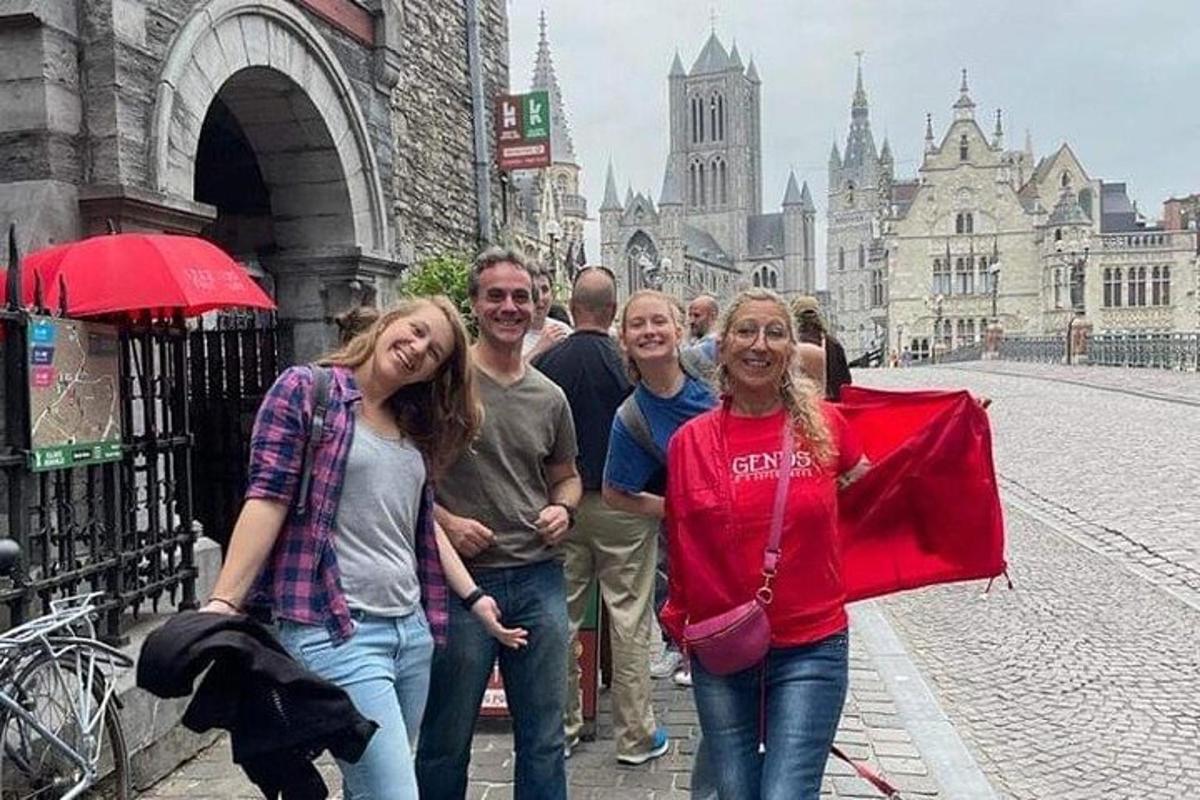 um grupo de pessoas em pé em uma rua da cidade