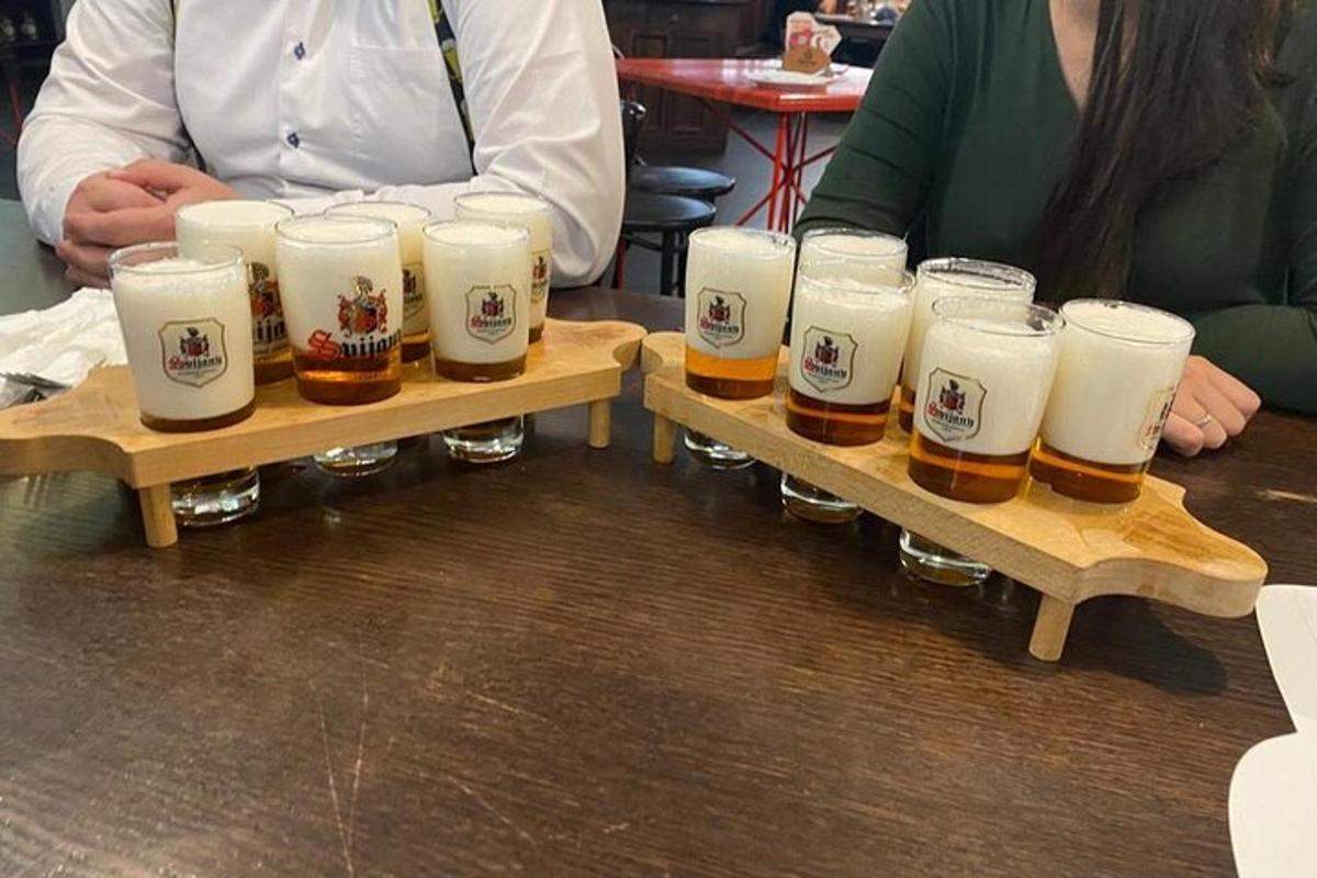 木のトレーに置かれたビールのグラスが2つ