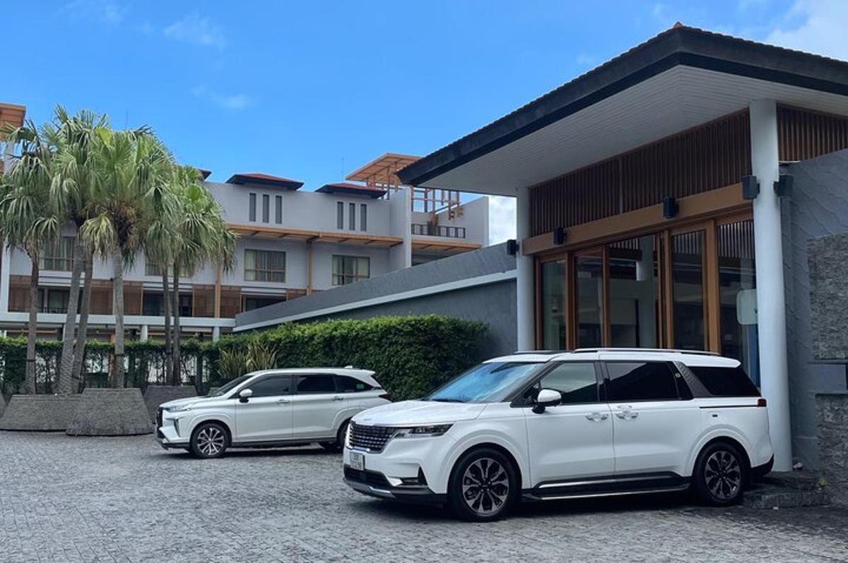 dois carros brancos estacionados em frente a um prédio