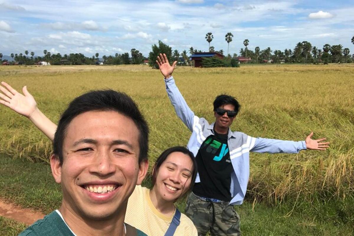 due uomini posano per una foto in un campo
