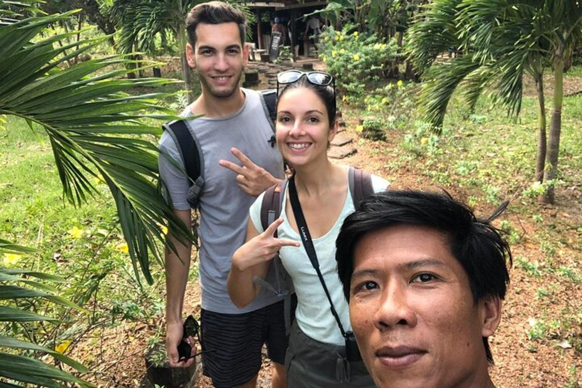 ein Mann und eine Frau posieren für ein Foto