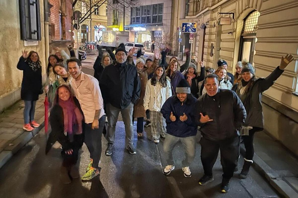 un grupo grande de personas caminando por una calle