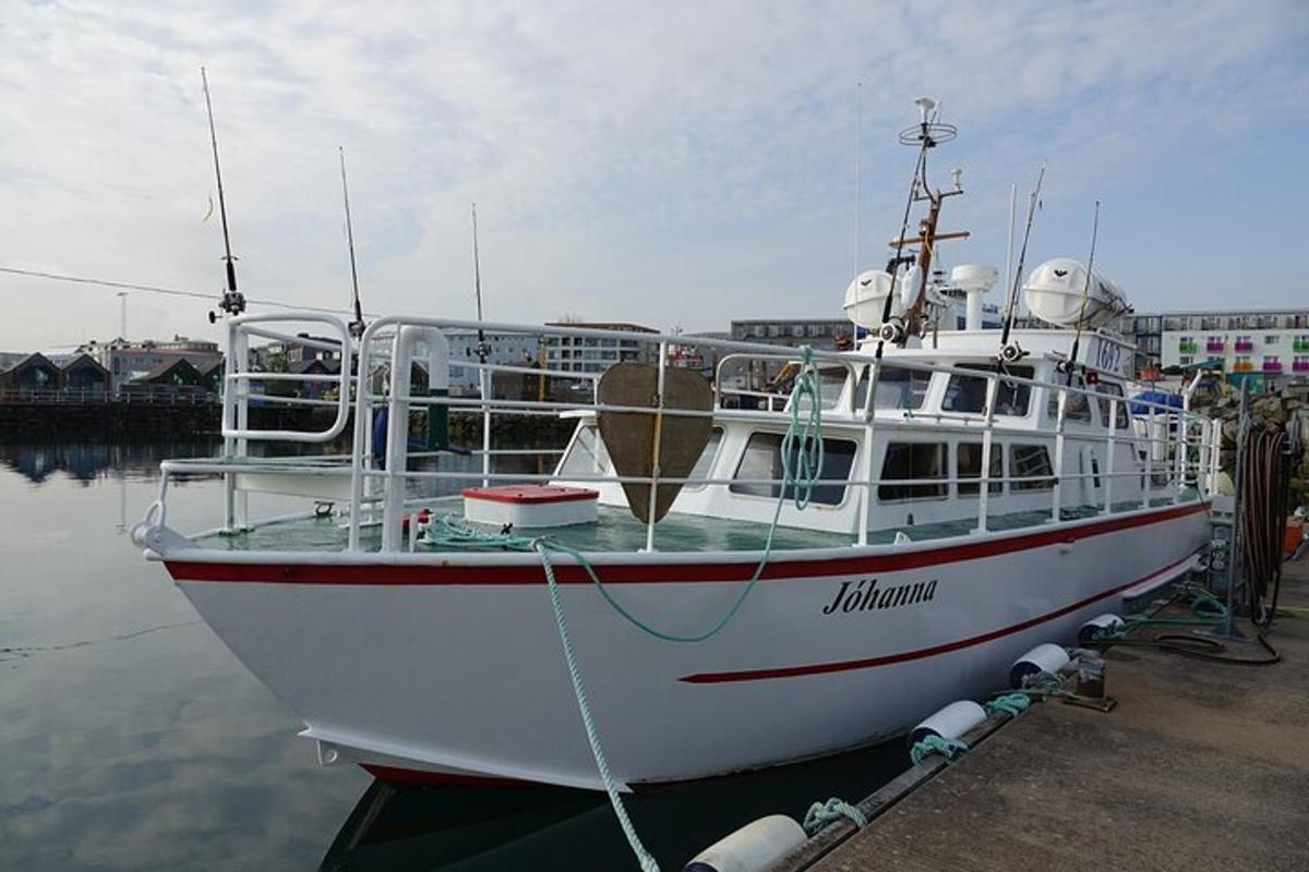una barca bianca è attraccata in acqua