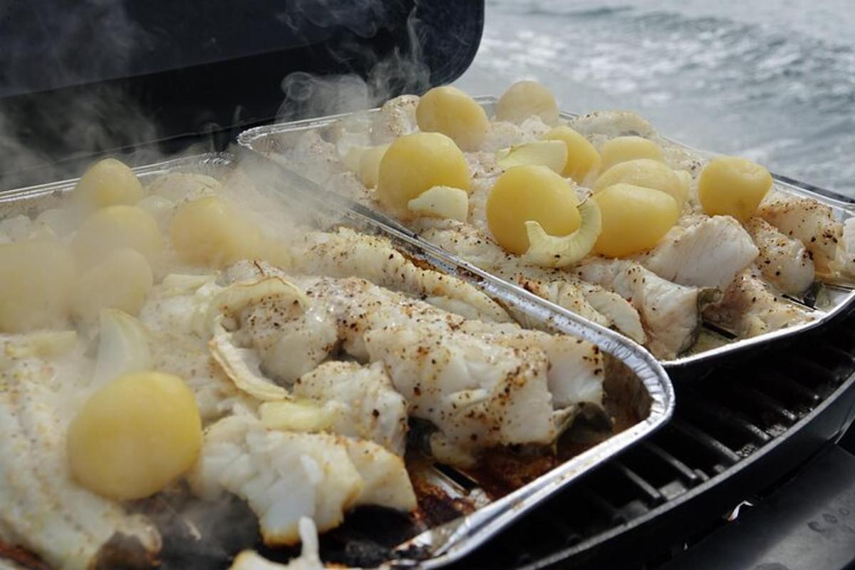 due teglie di cibo che cuociono su una griglia
