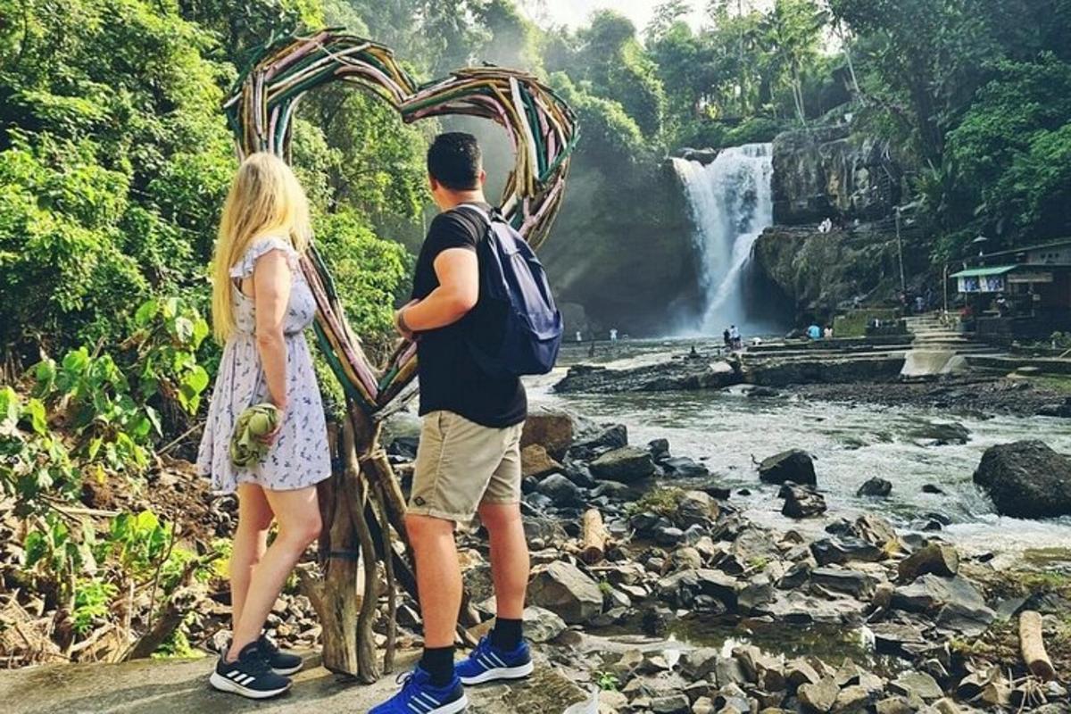 un uomo e una donna in piedi davanti a una cascata
