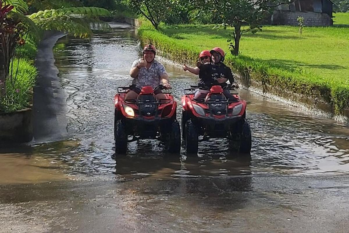 due persone che attraversano un fiume su quad