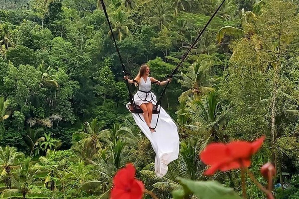 una donna su una teleferica nella giungla