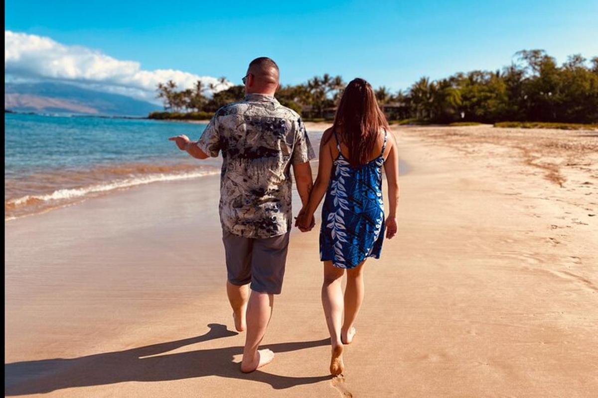 un uomo e una donna che camminano sulla spiaggia