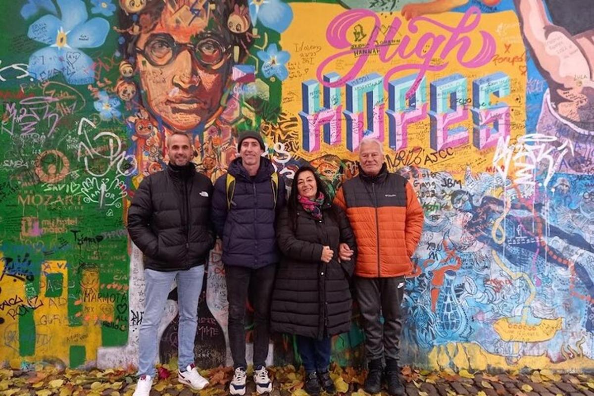 een groep mensen die voor een muur met graffiti staan