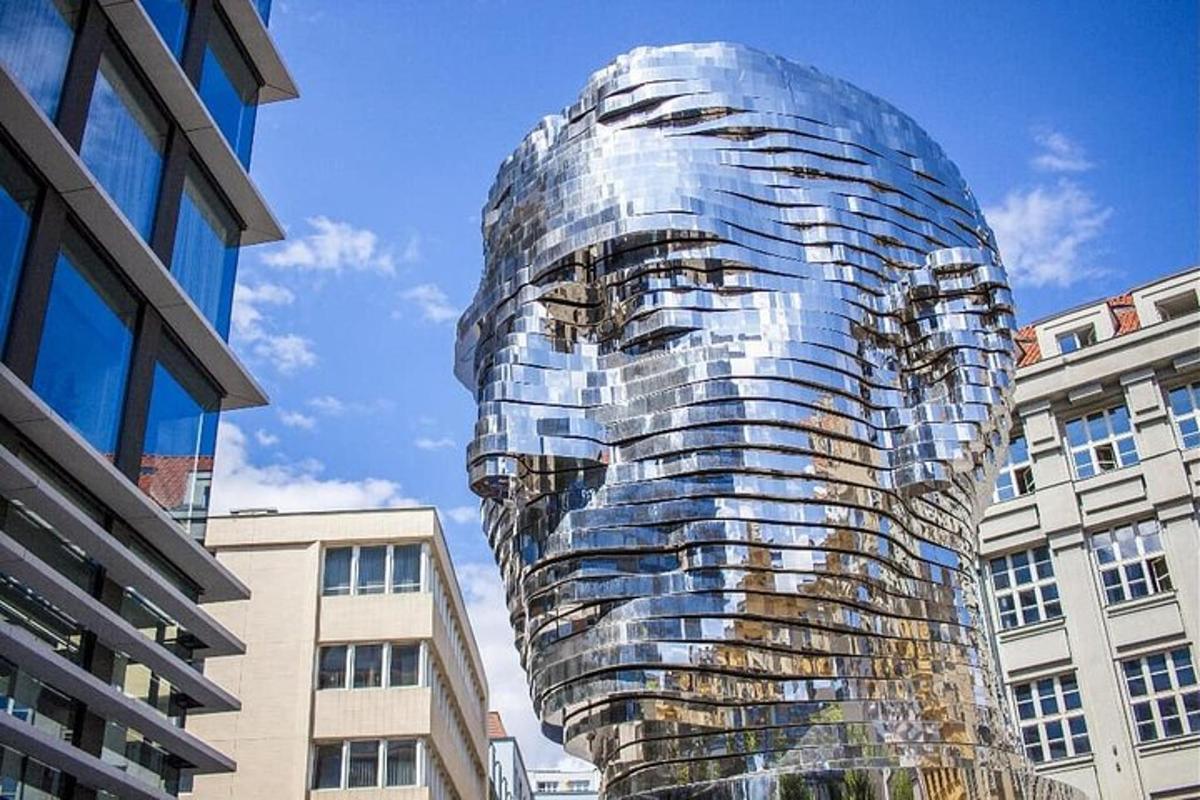 een groot glazen hoofdbeeld voor gebouwen