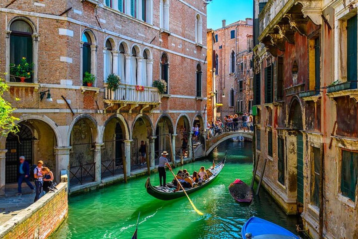 un gruppo di persone in una gondola in un canale