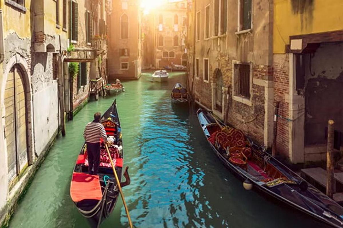 un paio di gondole sono in un canale